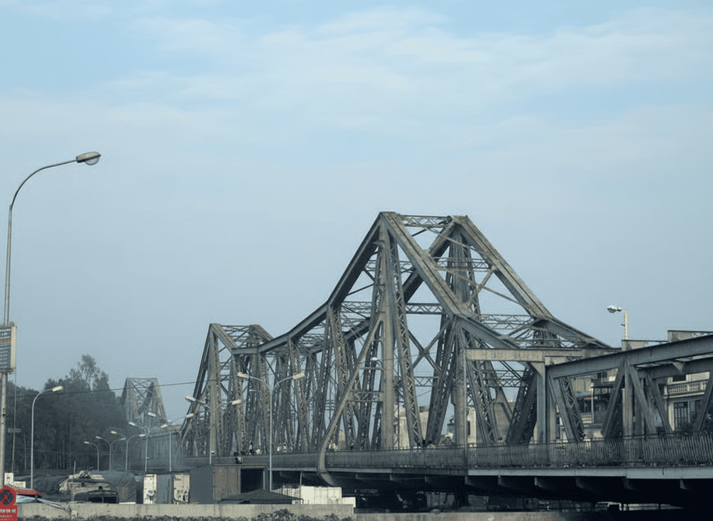 L&agrave; biểu tượng lịch sử của H&agrave; Nội, cầu Long Bi&ecirc;n mang vẻ đẹp ho&agrave;i cổ với khung sắt c&oacute; phần rỉ s&eacute;t v&agrave; khung cảnh thơ mộng b&ecirc;n s&ocirc;ng Hồng (Nguồn: Internet)